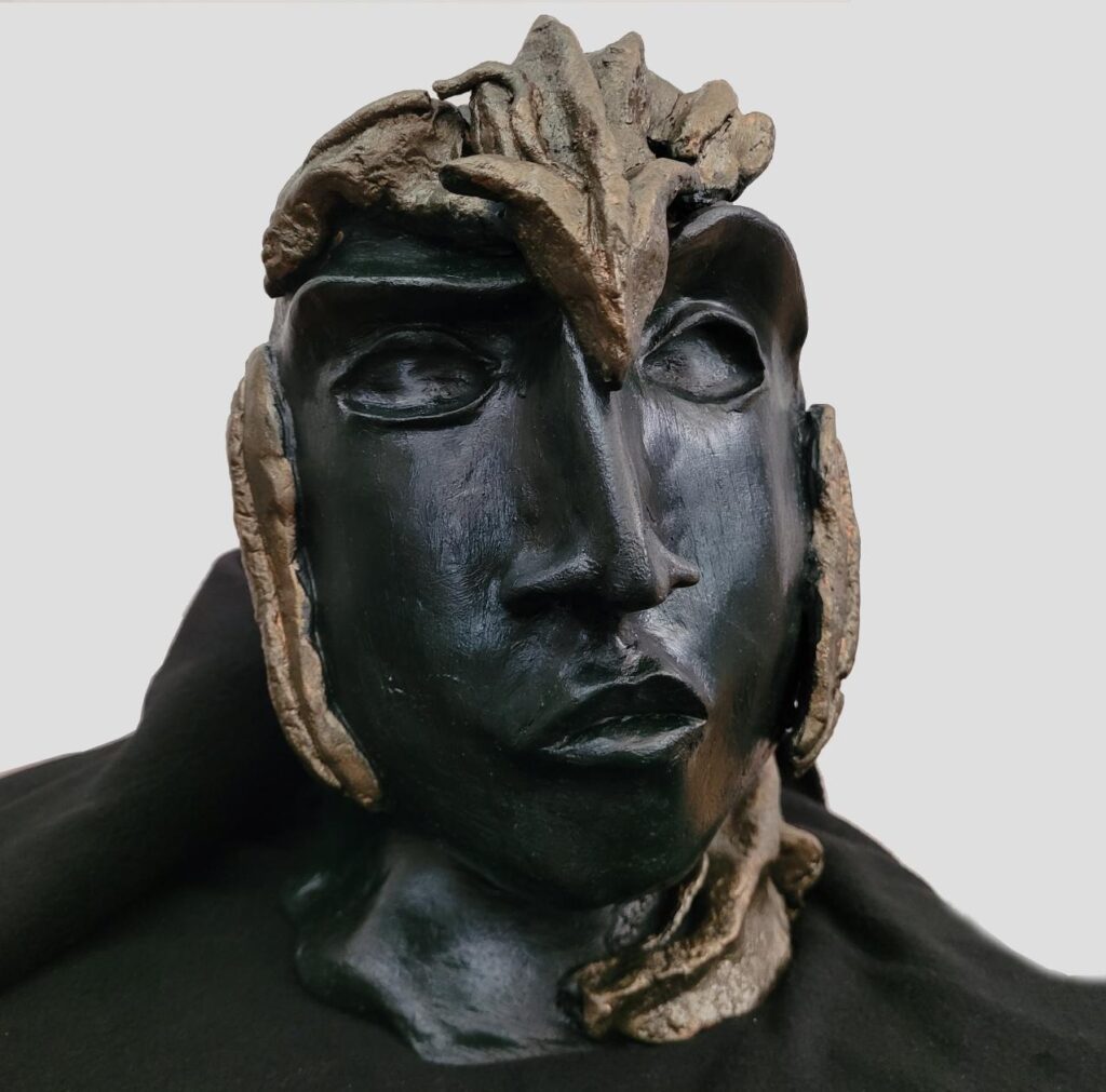 Guerriero Inca: Scultura in creta, colorazione in acrilico. – disponibile