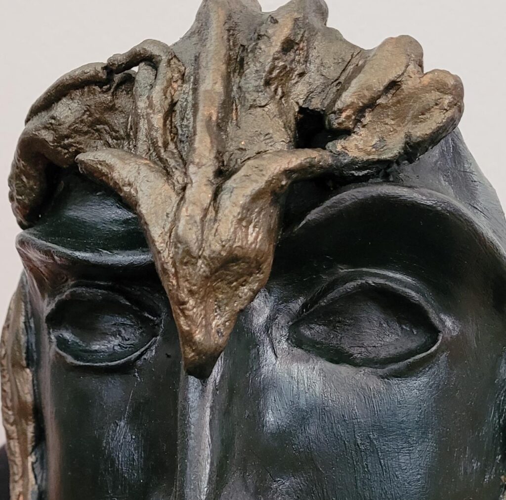 Guerriero Inca – Dettaglio: Scultura in creta, colorazione in acrilico.
