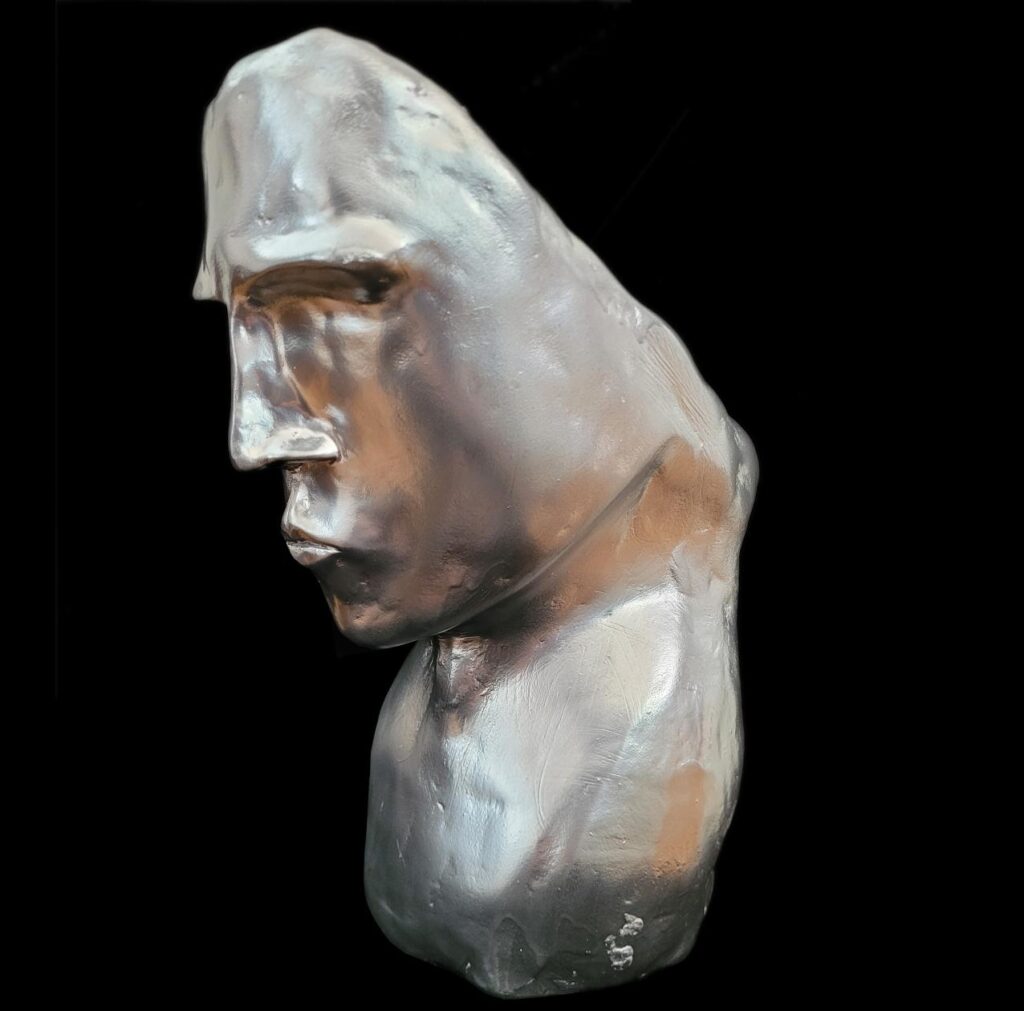 Scrutatore: Scultura in creta, colorazione in acrilico. – disponibile