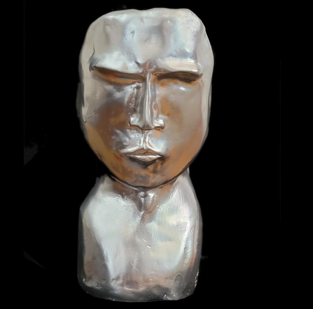 Scrutatore dettaglio: Scultura in creta, colorazione in acrilico.