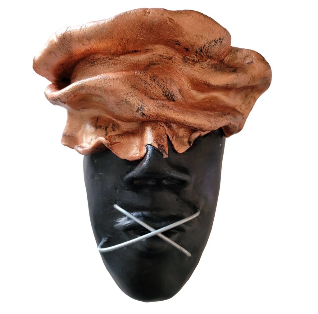 Libertà di non essere: Scultura in creta con inserti in metallo e acrilico – disponibile