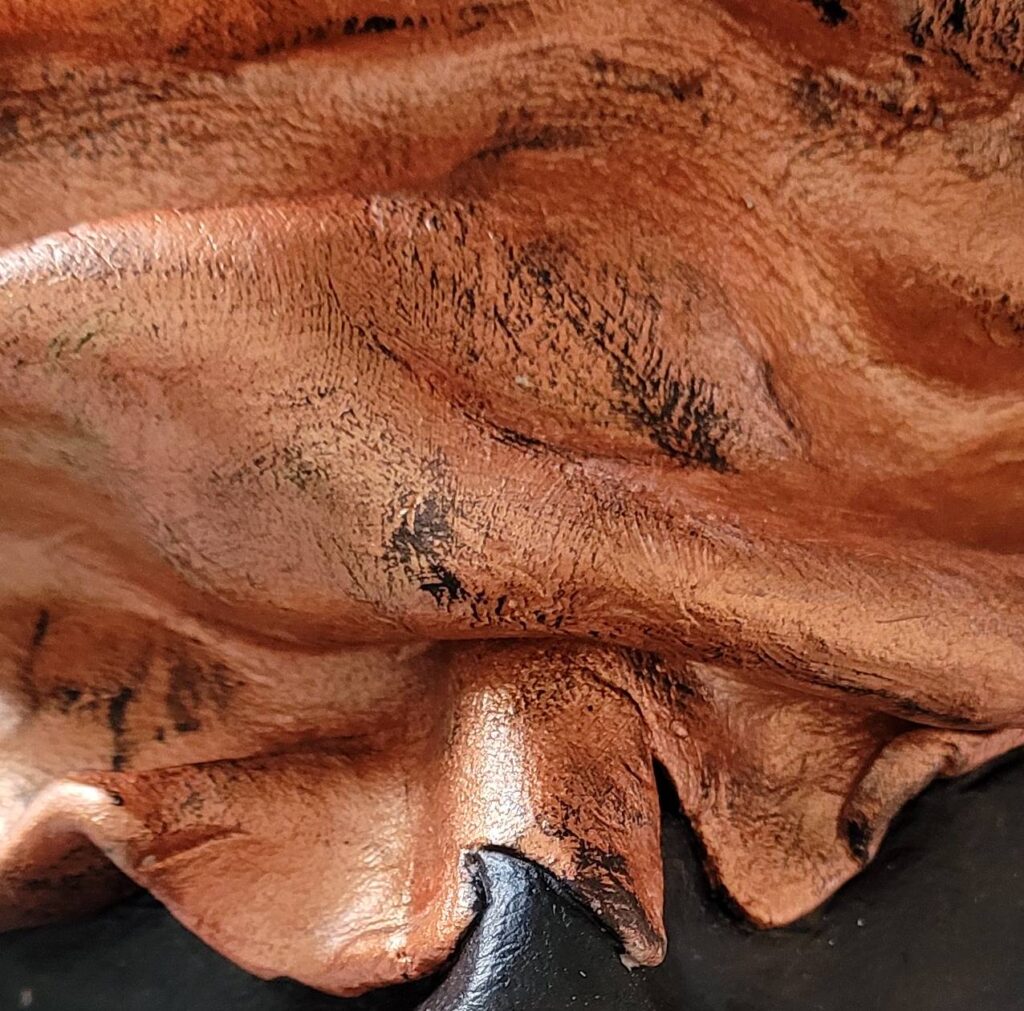 Libertà di non essere: Scultura in creta con inserti in metallo e acrilico