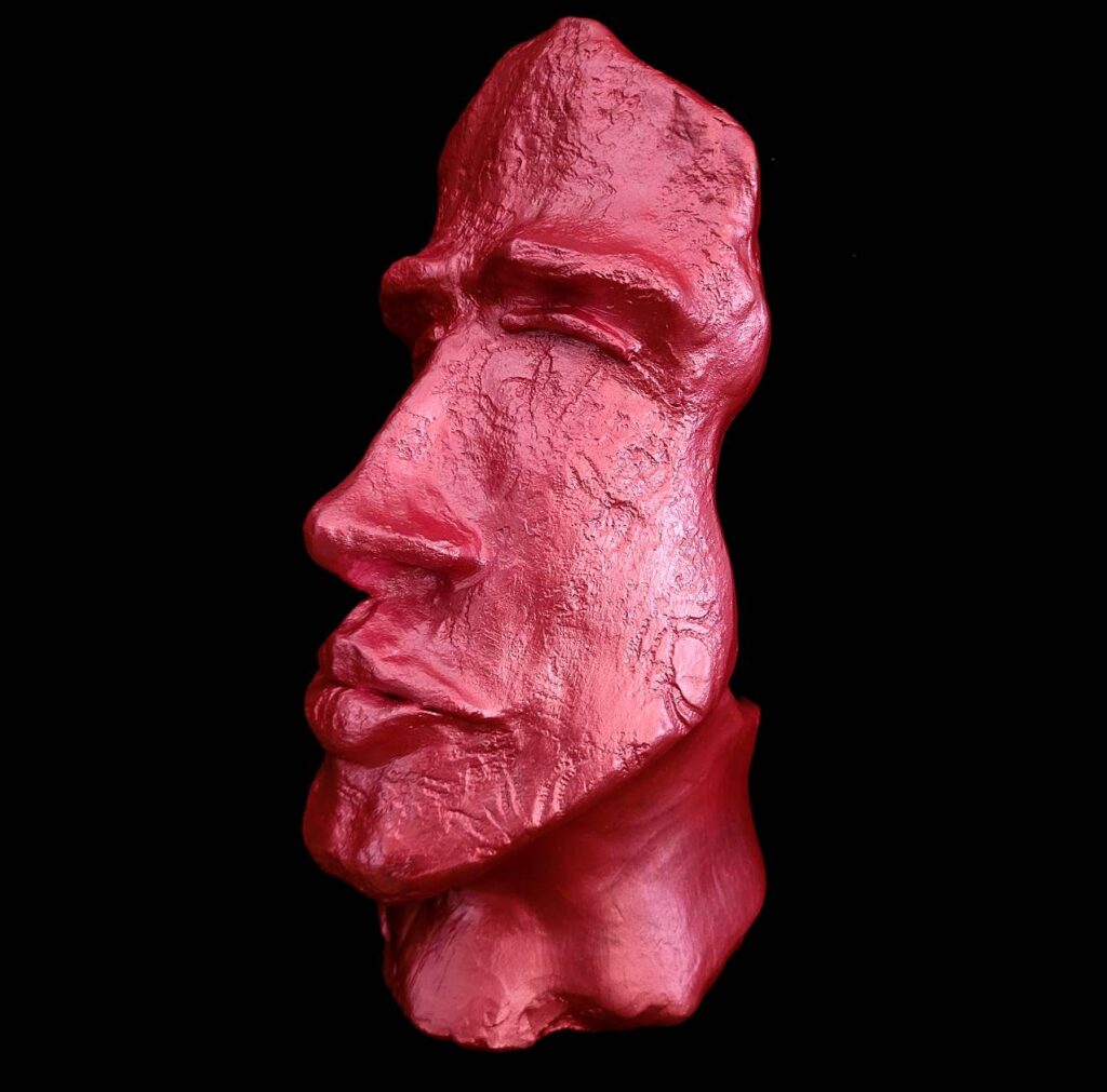 Scrutatore: Scultura in creta, colorazione in acrilico. – disponibile