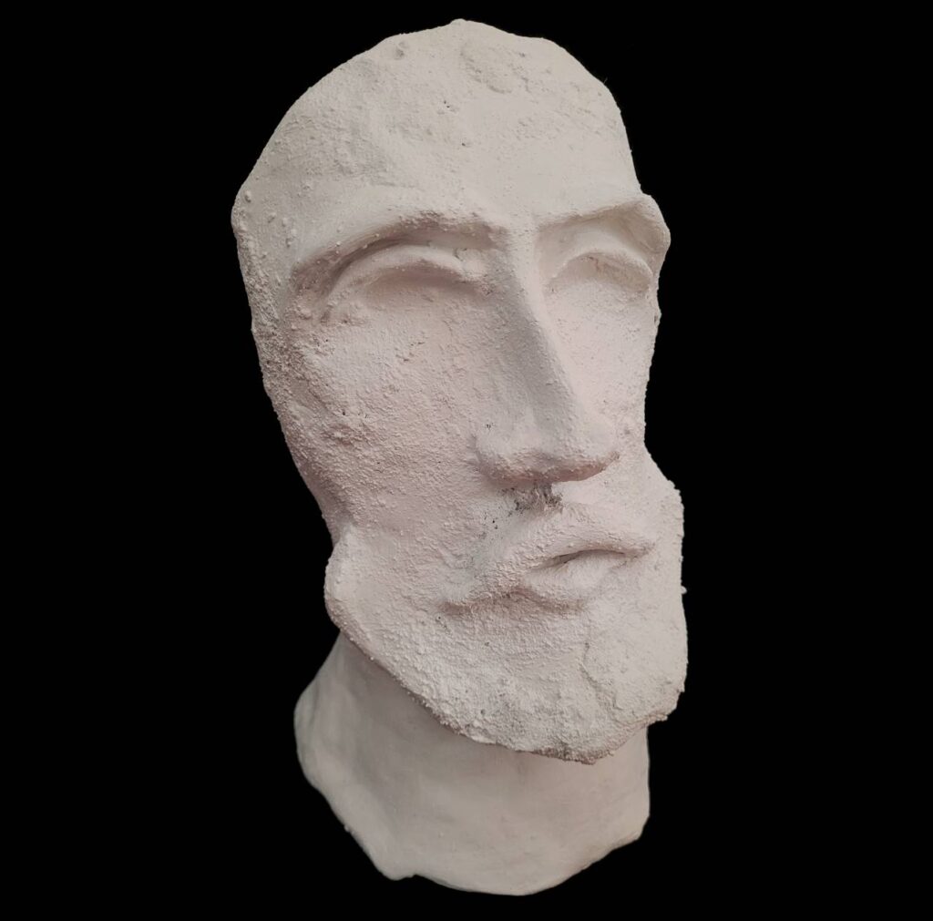 Scrutatore: Scultura in creta, colorazione in acrilico. – disponibile