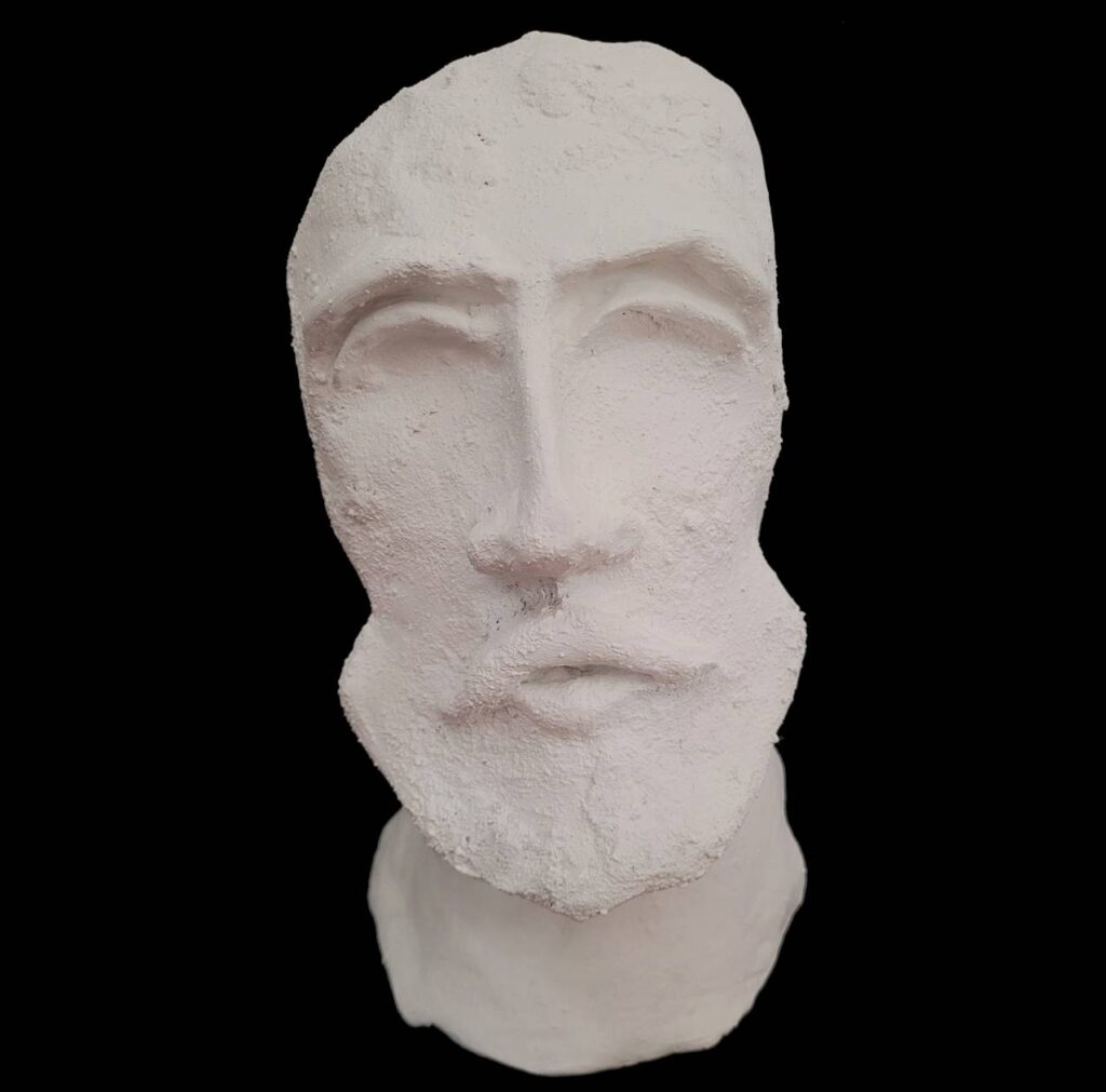 Scrutatore: Scultura in creta, colorazione in acrilico.