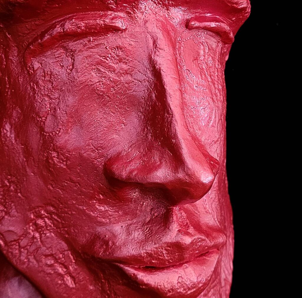 Scrutatore: Scultura in creta, colorazione in acrilico.