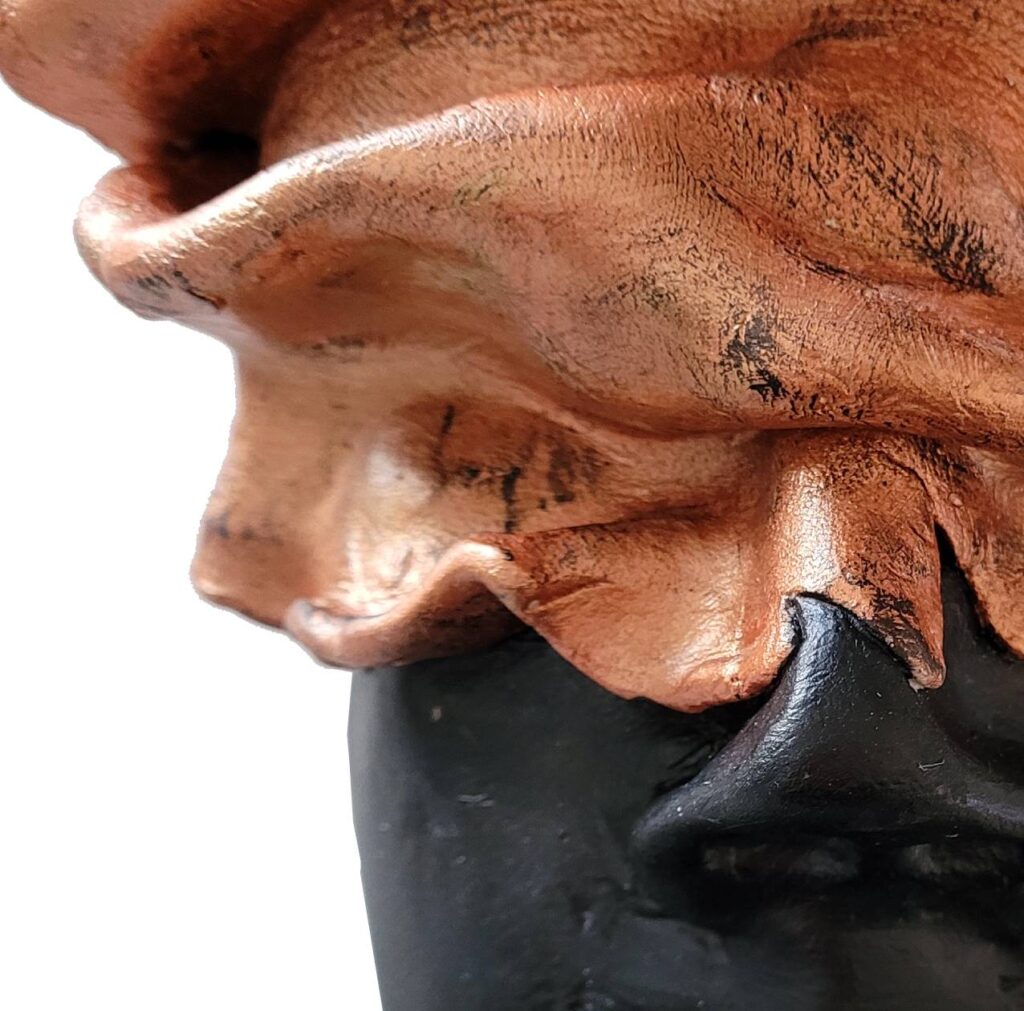 Libertà di non essere: Scultura in creta con inserti in metallo e acrilico
